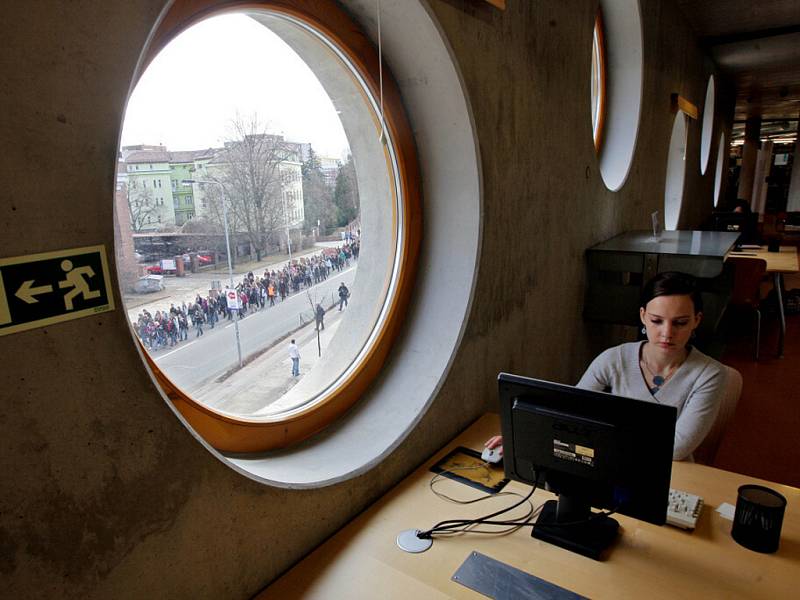 Protestní pochod vysokoškolských studentů krajským městem v rámci akce Týden neklidu.