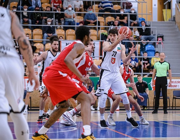 10. kolo Kooperativa NBL: Královští sokoli Hradec Králové - BK Redstone Olomoucko (105:77).