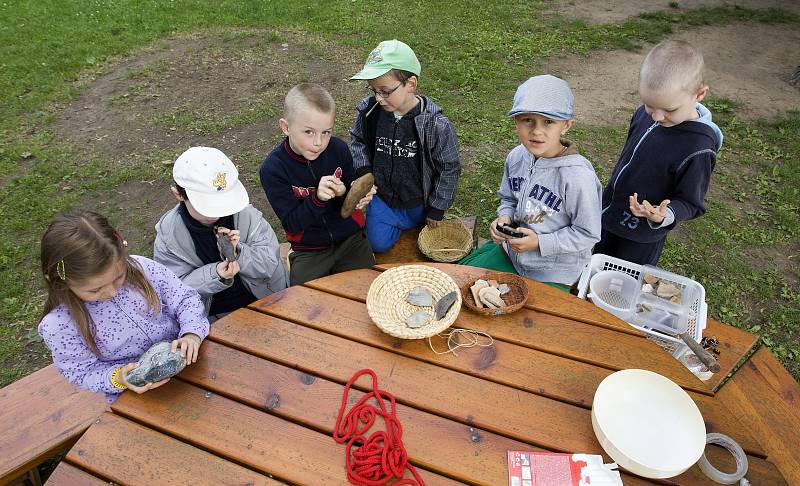 Projekt hradecké mateřské školy Montessori: Cesta do prpavěku - Doba kamenná.