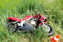 Střet automobilu s motocyklem poblíž Nového Města nad Cidlinou.