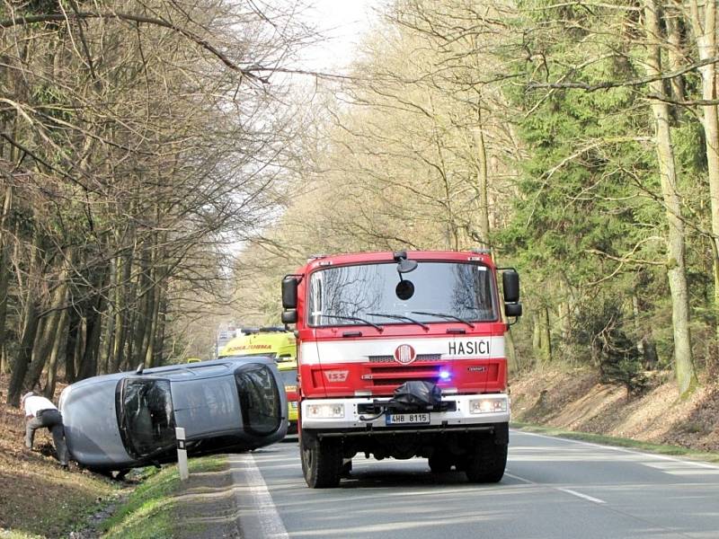 Střet osobního vozidla a kance v lesním úseku silnice z Hradce Králové směrem na Býšť.