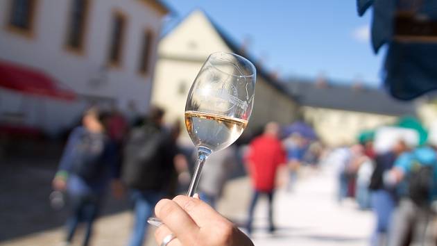 Při Vinobraní v Kuksu teklo po kaskádovém schodišti v barokním areálu v Kuksu víno.