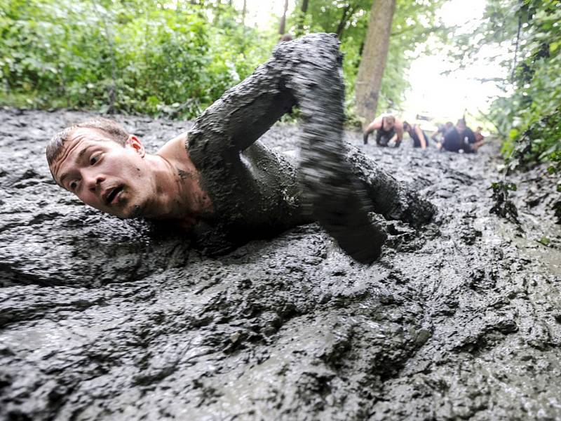 Drsný překážkový závod Gladiator race.