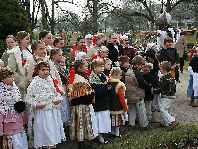 Hradecké soubory Dupák a Červánek vynášely zimu