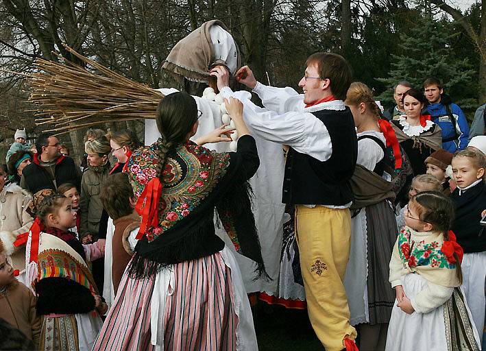 Hradecké soubory Dupák a Červánek vynášely zimu