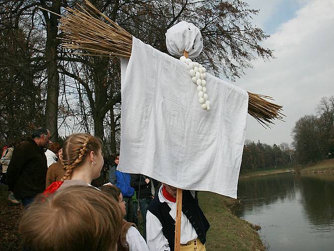 Hradecké soubory Dupák a Červánek vynášely zimu