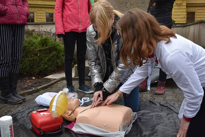 Před hradeckými gymnázii cvičili medici se středoškoláky správnou resuscitaci.