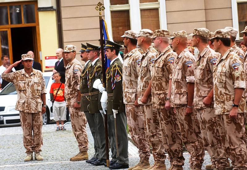 Nástup 1. kontingentu polní nemocnice v Hradci Králové