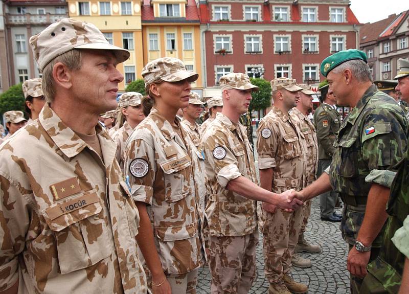 Nástup 1. kontingentu polní nemocnice v Hradci Králové