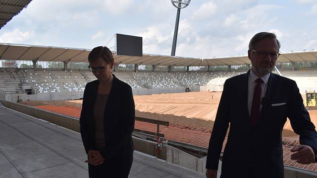 Při zastávce v Hradci Králové si premiér Petr Fiala prohlédl rozestavěný fotbalový stadion v Malšovicích.