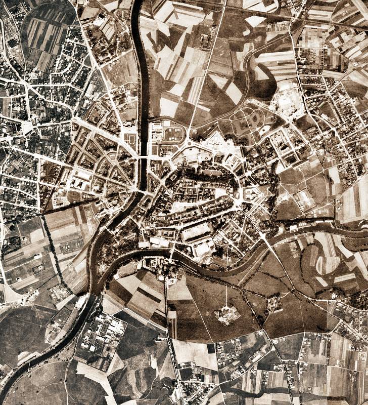 Letecký záběr města Hradec Králové z roku 1937.