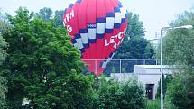 Balon si sedl na cvičné hřiště u lízátek