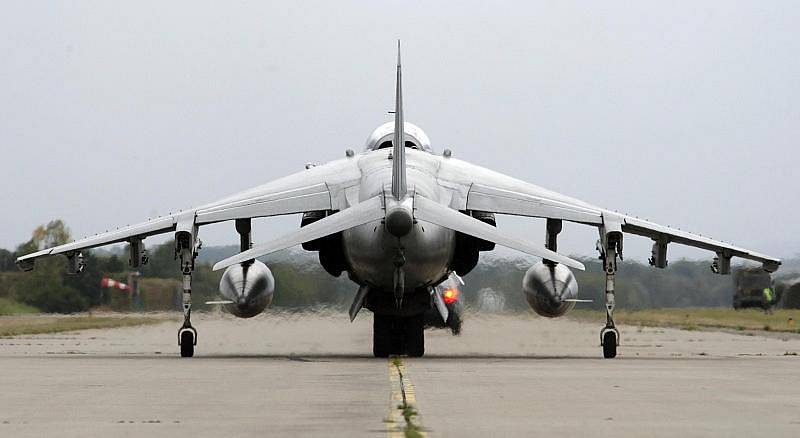 Na přistávací dráhu hradeckého letiště přistálo 3. září trio britských stíhaček Harrier. Tyto stíhačky budou patřit k největším lákadlům letošní letecké přehlídky Czech International Air Fest (CIAF), která se uskuteční od 5.-9. září 2009.