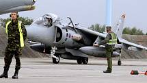 Na přistávací dráhu hradeckého letiště přistálo 3. září trio britských stíhaček Harrier. Tyto stíhačky budou patřit k největším lákadlům letošní letecké přehlídky Czech International Air Fest (CIAF), která se uskuteční od 5.-9. září 2009.