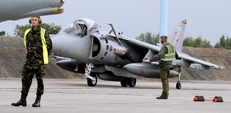 Na přistávací dráhu hradeckého letiště přistálo 3. září trio britských stíhaček Harrier. Tyto stíhačky budou patřit k největším lákadlům letošní letecké přehlídky Czech International Air Fest (CIAF), která se uskuteční od 5.-9. září 2009.