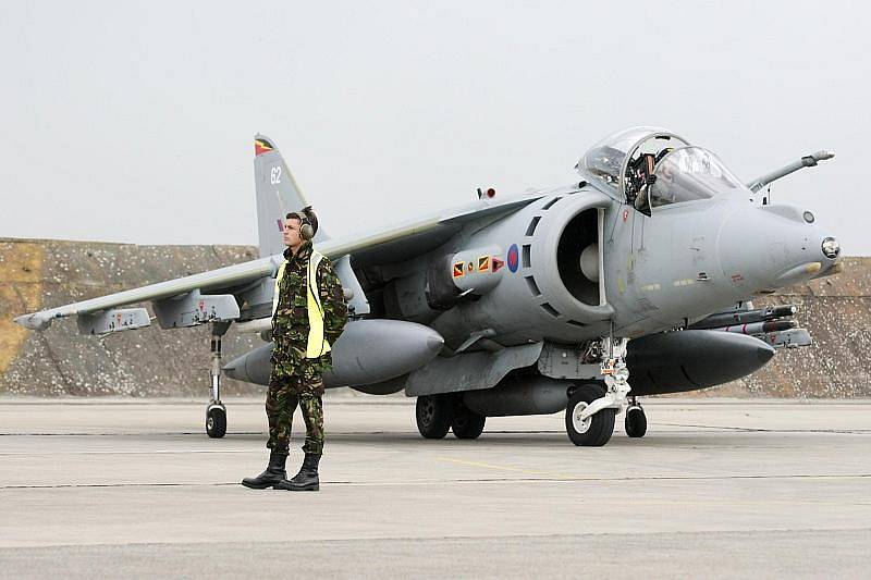 Na přistávací dráhu hradeckého letiště přistálo 3. září trio britských stíhaček Harrier. Tyto stíhačky budou patřit k největším lákadlům letošní letecké přehlídky Czech International Air Fest (CIAF), která se uskuteční od 5.-9. září 2009.