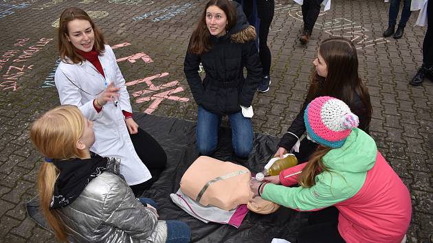 Před hradeckými gymnázii cvičili medici se středoškoláky správnou resuscitaci.