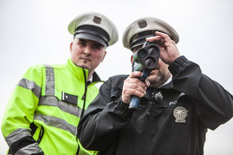 Puškový radar na měření rychlosti Policie ČR v Královéhradec­kém kraji.