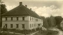 V roce 1907 byla založena textilní továrna, roku 1920 přádelna bavlny firmy Bruna z Plavů, zestátněná roku 1948. Na snímku se nachází měšťanská škola, bývalý zámek.