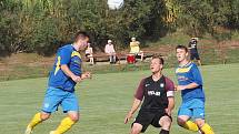 ŠLÁGR OKRESNÍHO PŘEBORU. Fotbalisté Prasku (v tmavém)  v souboji o čelo tabulky porazili Roudnici B 1:0.