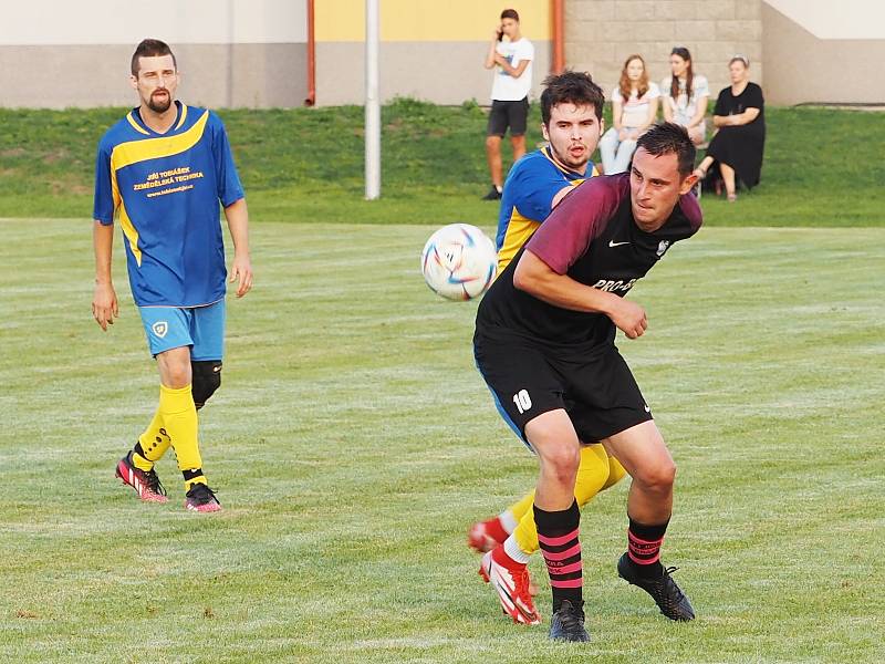 ŠLÁGR OKRESNÍHO PŘEBORU. Fotbalisté Prasku (v tmavém)  v souboji o čelo tabulky porazili Roudnici B 1:0.