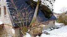 Strom spadlý na rodinný dům v Hlavňově.