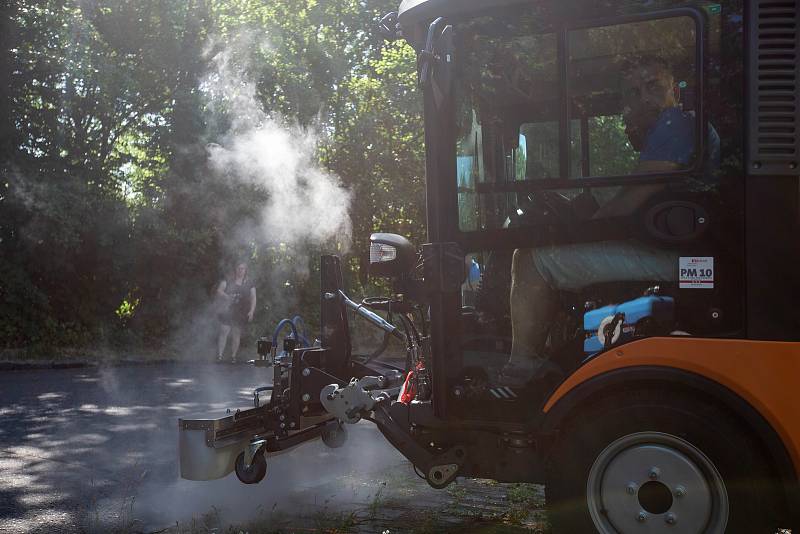 Představení technologií na ekologickou likvidaci plevele v Hradci Králové.