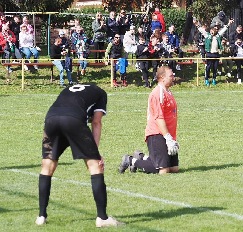 Televizní duel I. A třídy Stěžery (v tmavém) vs. Kunčice 1:5.