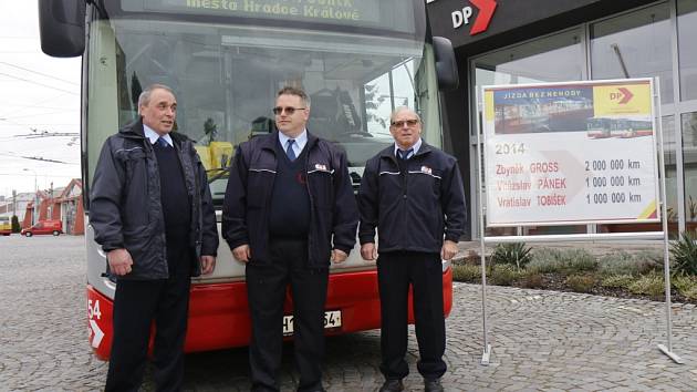 Tři milionáře ocenilo vedení dopravního podniku. Zleva stojí Vratislav Tobišek, Vítězslav Pánek a Zbyněk Gross.