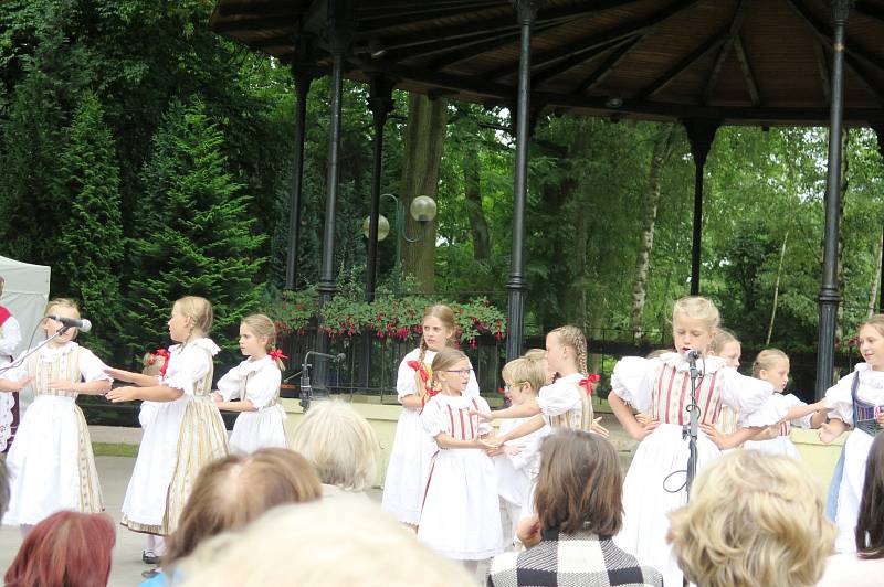 Mezinárodní folklorní festival v královéhradeckých Jiráskových sadech.