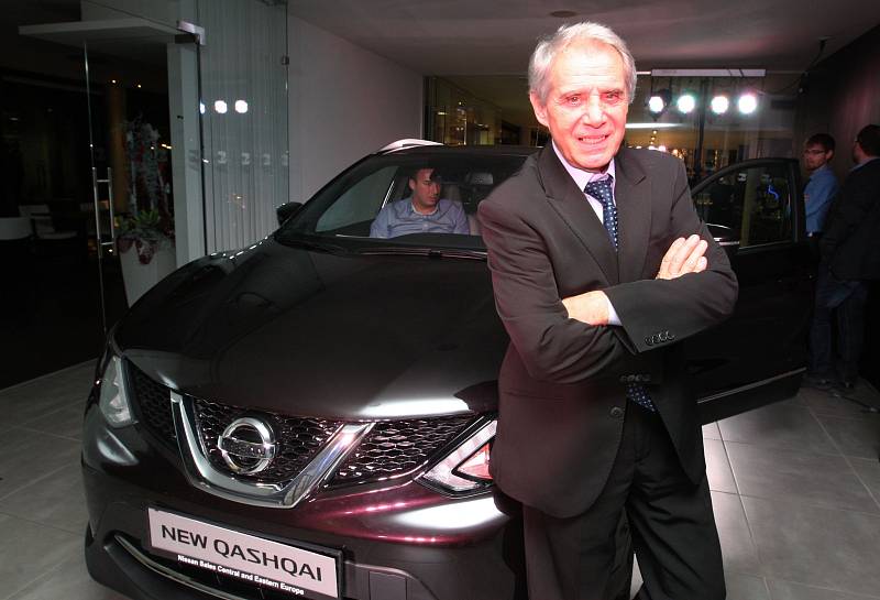 Nissan Qashqai v sídle firmy Color Car v Hradci Králové.