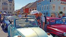 Veterán rallye uspořádal místní Klub přátel historických vozidel po 26. a krásnými samohyby se kochaly stovky lidí.