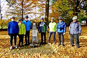 Spolek CykloSenior a Senioři Hradec Králové uctili Památku zesnulých také vzpomínkovou třicetikilometrovou cyklistickou jízdu, nazvanou „Za historií do okolí Hradce Králové“.