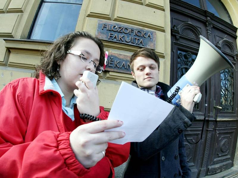 Studenti hradecké univerzity symbolicky zavřeli filozofickou fakultu. Akce byla první částí protestů proti reformám vysokých škol.