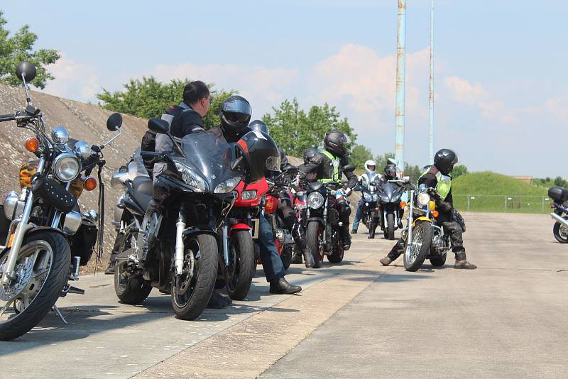 Téměř dvě stovky motorkářek a motorkářů se v sobotu zúčastnily celorepublikové preventivní kampaně Začněme spolu aneb Kolama dolů.