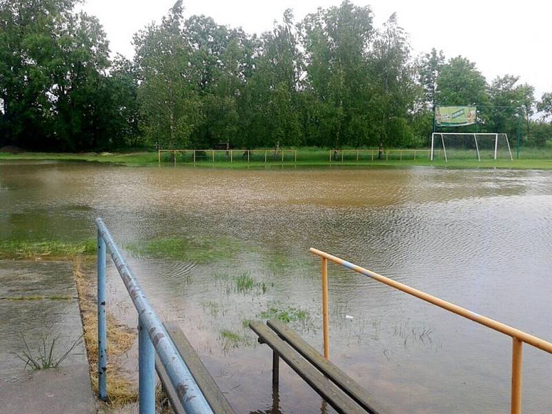 Zaplavené hřiště v Lovčicích.