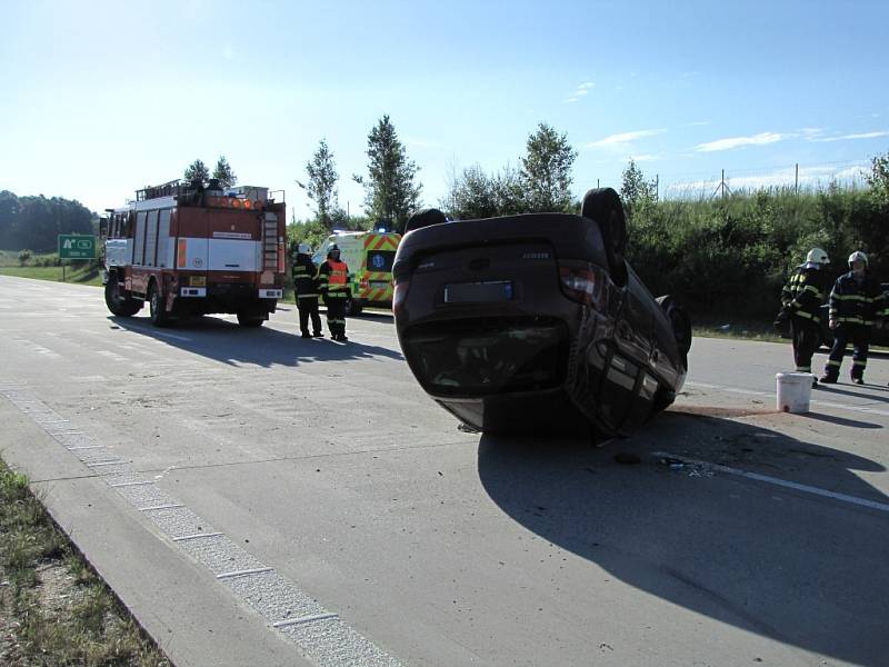 Havárie osobního vozidla na 75. kilometru dálnice D11.