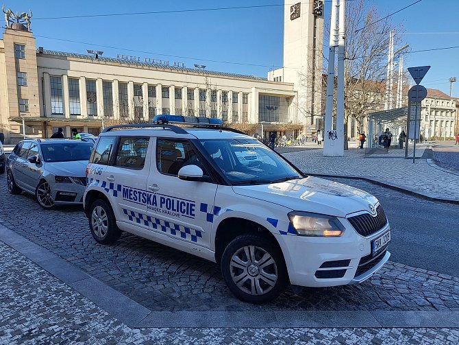 Hradecká městská policie ohlásila po lednové vraždě mladíka na hlavním nádraží posilování dozoru na problematických místech v centru města. Zároveň hodnotí novinku, kterou je od loňského roku možnost přidělování městských bytů strážníkům.