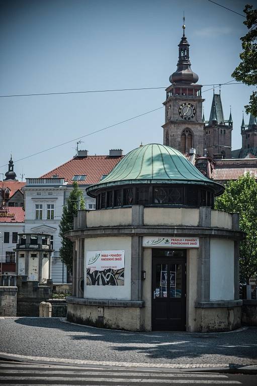 Kiosek na Pražském mostě v centru Hradce Králové.