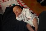 Samuel Pokorný se narodil 19. prosince v 10.12 hodin. Měřil 50 centimetrů a vážil 2980 gramů. Doma v Hradci Králové se z něj těší maminka Nikola a tatínek Marek.