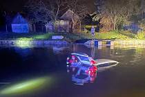 Vůz s rozsvícenými světly museli z vody vytáhnout hasiči.