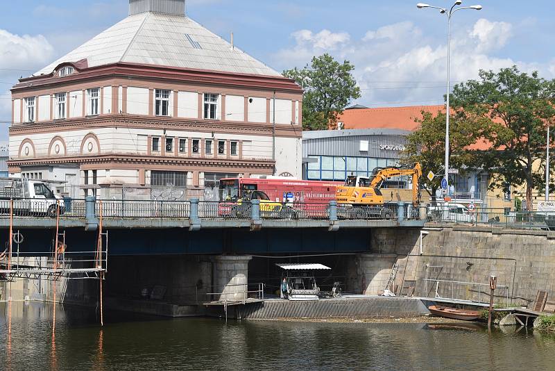 Finální podobu už pomalu ale jistě dostává hradecká křižovatka Fortna, kterou město přestavuje na kruhový objezd. Město souběžně opravuje i sousední Moravský most.