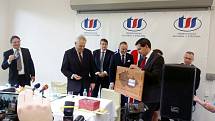 Prezident Miloš Zeman přebírající dary v Třebechovicích pod Orebem.