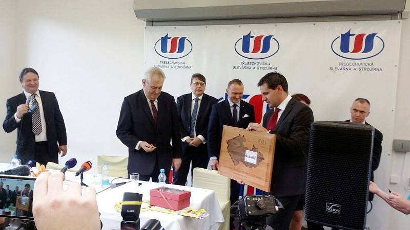 Prezident Miloš Zeman přebírající dary v Třebechovicích pod Orebem.
