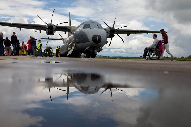 Akce Open Skies for Handicapped na královéhradeckém letišti.