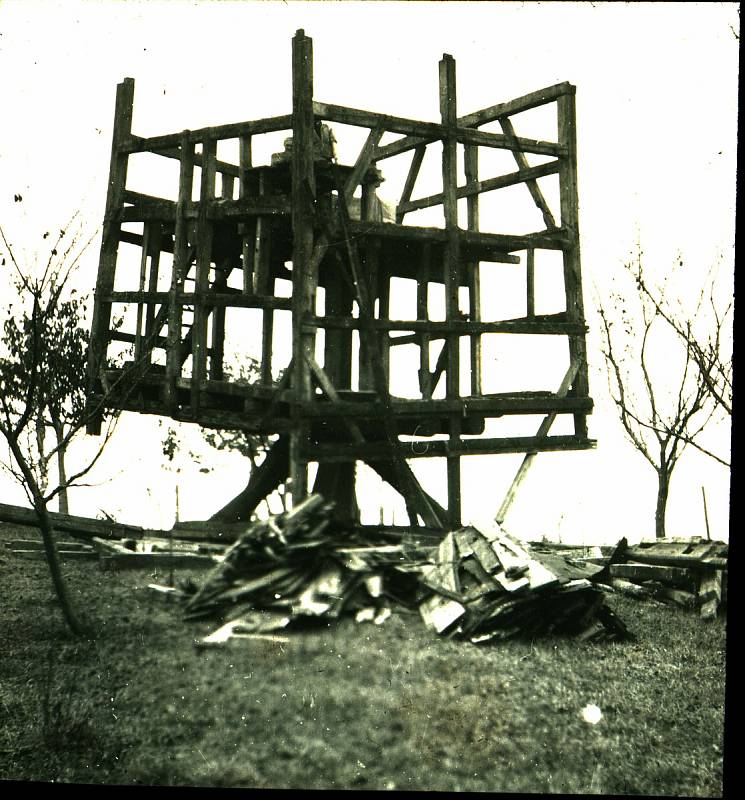 Historické fotografie mlýna v Libranticích. Poslední dochovaný snímek torza památky z roku 1947.