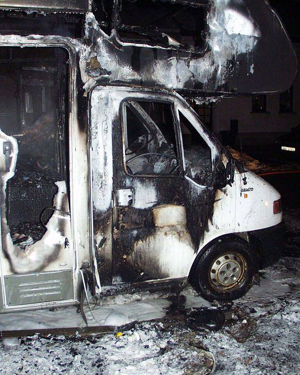 Žhář zapálil v Hradci Králové auto a karavan