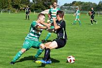 Souboj o míč - ruce ve hře měli v tomto případě hráči Bohemians Praha B (v zelenobílém) a FC Hradec Králové B.