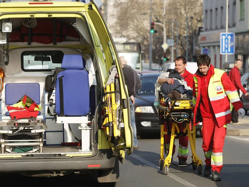 Srážka chodce automobilem na Gočárově třídě poblíž hradeckého Ulrichova náměstí.