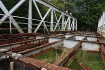 Starý most plukovníka Šrámka je po třech let v trávě na louce v zoufalém stavu.